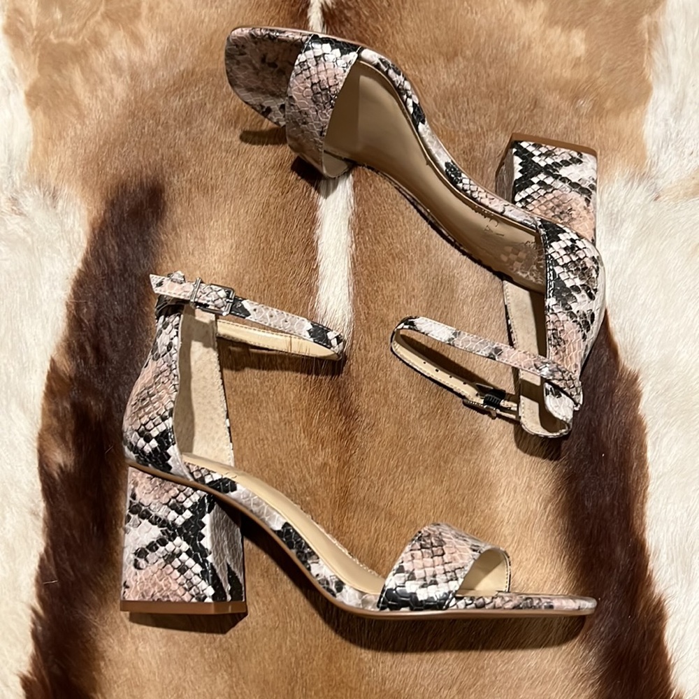 ✅SOLD VINCE CAMUTO - Picture 1 of 11